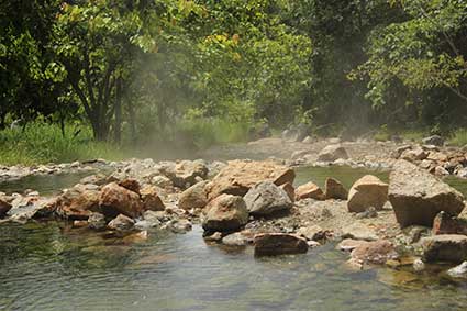 Aguas termales (Tha Pai Hot Springs) con varias piscinas a diferentes temperaturas. En la más caliente lo típico es cocer huevos (Tailandia)