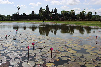 Vista de la entrada a Angkor Wat y su reflejo en el agua, Camboya.