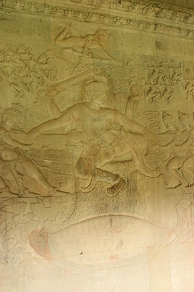 Detalle de la Batalla en la que los dos ejércitos estirando cada uno de un extremo, en Angkor Wat (Camboya).. 