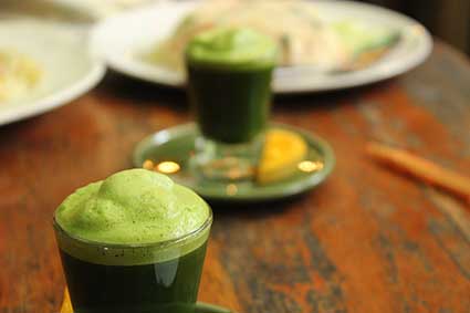 Bebida hecha a base del triturado de hierba llamado localmente "grass drink" y servido en una de las cafeterías biblioteca de Pai, al norte de Tailandia.