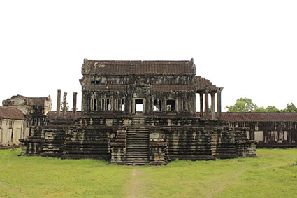 Una de las antiguas bibliotecas del complejo de Angkor Wat (Camboya). 