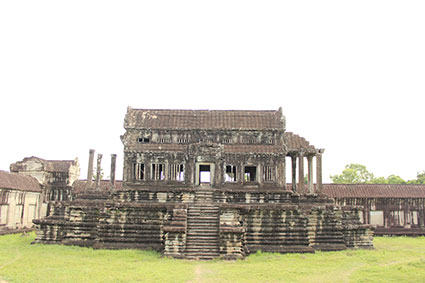 Restos de una de las bibliotecas del complejo religioso de Angkor Wat (Camboya).