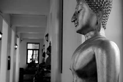 Estatua de Buda en uno de los pasillos del Loha Prasat, Bangkok.