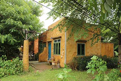 Nuestra cabaña hecha de ladrillos, al otro lado del río, en Pai (Tailandia).