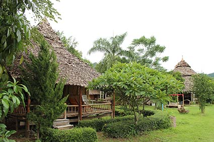 Las cabañas o lodges al otro lado del río en Pai, al norte de Tailandia