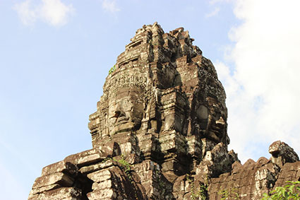 Una de las torres donde aparece la cara de Buda esculpida en los bloques de piedra del Bayón o Angkor Thom, en Angor Wat (Camboya).