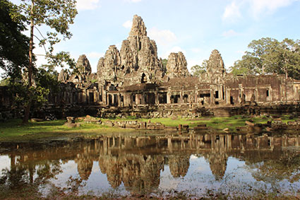 Templo del buda sonriente o Smiling Buda reflejado en una pequeña charca, en Angkor (Camboya).