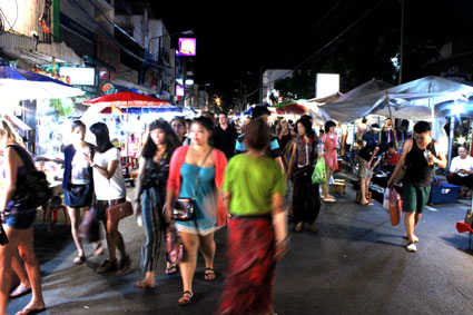 Decenas de "farangs" o extranjeros se detienen en los centenares de puestos callejeros del Sunday Walking Street, en Chiang Mai.