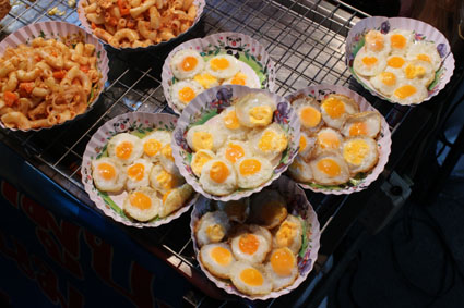 Un delicioso plato de huevs de codorniz hechos a la plancha en el Sunday Walking Street de Chiang Mai.