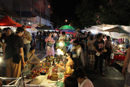 Decenas de "farangs" o extranjeros ojeando puestos callejeros en el Sunday Walking Street, en Chiang Mai.