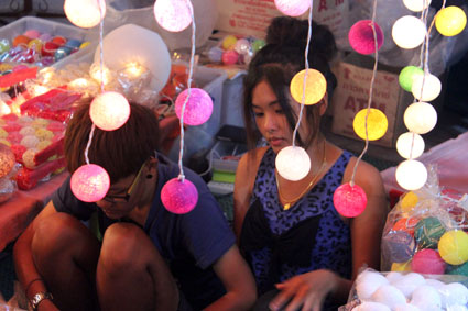 Uno de los cientos de puestos callejeros del Saturday Walking Street de Chiang Mai, Tailandia.