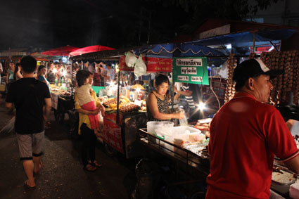 Algunos de los puestos callejeros de comida que inundan el Sunday Walking Street de Chiang Mai.