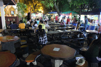 Los puestos del Sunday Walking Street inundan los templos cercanos como éste de Wat Pan Tao, en Chiang Mai