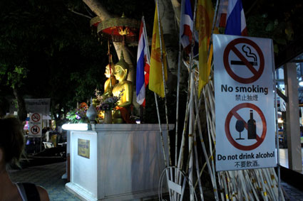 El templo de Wat Pan Tao se encuentra en plena extensión del Sunday Walking Street por eso los monjes colocan carteles alertando del mal comportamiento (Chiang Mai).