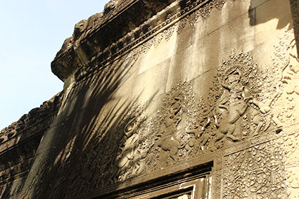 Detalle de una batalla en el relieve en una de las paredes de Angkor Wat (Camboya).