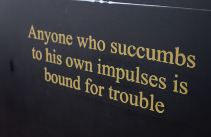 "Todo aquel que sucumba a sus propios impulsos está abocado a los problemas". Mensaje en el Loha Prasat, Bangkok.