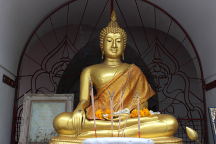 Estatua de Buda meditando en el Loha Prasat, Bangkok.