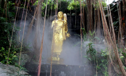 La vegetación y las cascadas artificiales emiten vapor de agua con el que los turistas se refrescan, en el Golden Mountain (Bangkok).