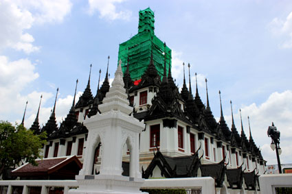 Exteriores del edificio principal del Loha Prasat, Patrimonio de la Humanidad por la UNESCO, Bangkok