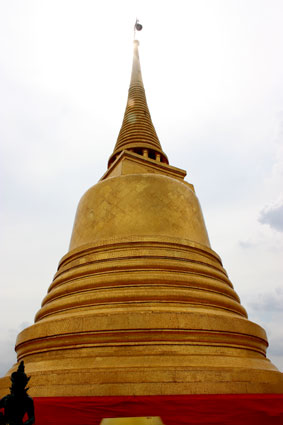 El gran Phrang que corona la terraza del Golden Mountain, en Bangkok.