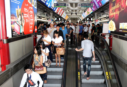 Hora punta en la parada del Skytrain de Siam, Bangkok (Tailandia)