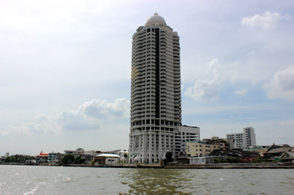 El rascacielos de un hotel visto abordo de una embarcación en el Chao Praya, Bangkok.