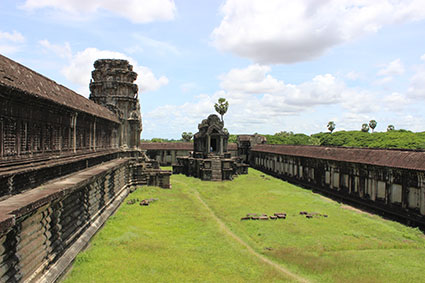 Explanada dentro del recinto de Angkor Wat (Camboya).
