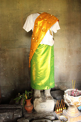 Estatua de Laksmi, la mujer de Vishnu totalmente vestida, en ANgkor Wat (Camboya).
