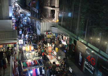Mercado callejero situado en los aledaños de la estación del Skytrain 