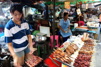 Mercado de comida callejera de Tha Chang situado en el barrio de Rattanakosin, Bangkok