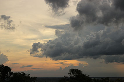 Atardecer desde lo más alto del templo de Phnom Bakhheng, en Angkor Wat (Camboya).