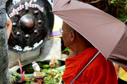 Un monge budista observa uno de los "dongs" en el Golden Mountain, Bangkok.