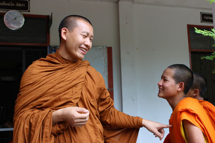 Pat señala cómplice a uno de sus estudiantes en la escuela del templo Wat Duang Di, en Chiang Mai (Tailandia).