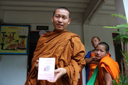Pat muestra su libro de texto en la escuela del tempo Wat Duang Di, en Chiang Mai.