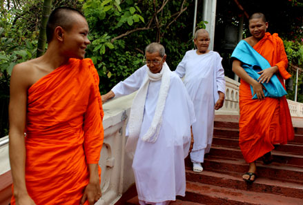 Un grupo de monjes budista bajan los escalones del Golden Mountain, en Bangkok