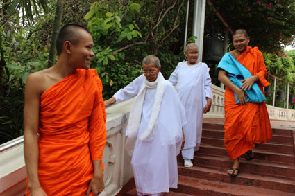 Varios monjes budistas bajan las escaleras del Golden Mountain, en Bangkok.
