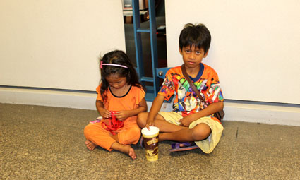 Dos hermanos mendigano en la estación del Skytrain de Siam, en Bangkok