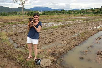 Esther y Pai de visita por los campos de arroz en los alrededores de Pai, al norte de Tailandia.