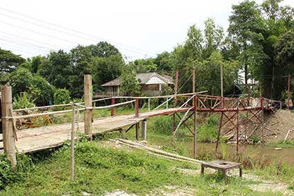 Puente que separa la villa de Pai de los cottages o cabañas donde nos alojamos, Tailandia.