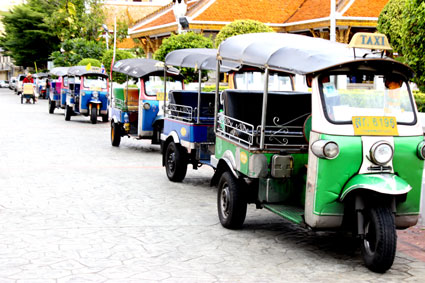 Varios tuk-tuks aparcados a las afueras del Loha Prasat, Bangkok.