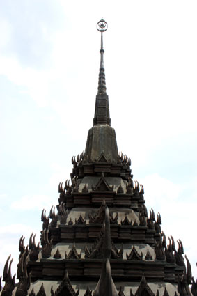 Una de las torres del Loha Prasat, Bangkok.