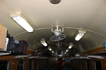Techo del interior de nuestro vagón del tren que nos iba a llevar de Bangkok a Chiang Mai.