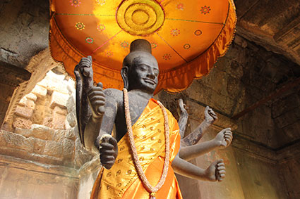 Estatua del dios Vishnu ataviada con una túnica, localizada en el primer nivel de Angkor Wat (Camboya)