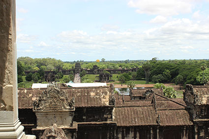 Vista al fondo de la entrada principal al complejo de Angkor Wat (Camboya). 