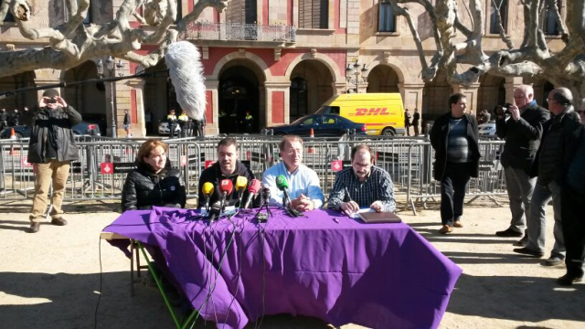 En la mesa varios portavoces de las diferentes asociaciones que forman parte de la Alianza contra la pobreza energética.