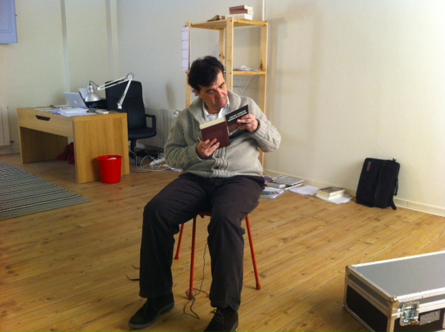 El escritor javier Cercas relee un fragmento de su obra Anatomía de un instante, en su estudio de Verges (Girona).