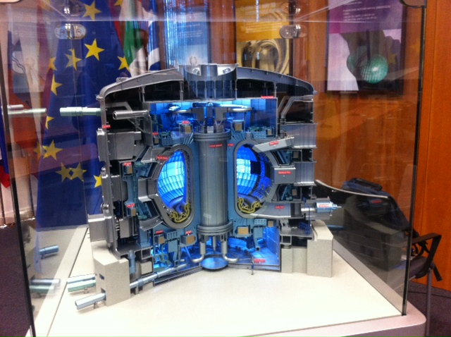 Maqueta del futuro reactor de fusión nuclear ITER, en las oficinas de Fusion for Energi (Barcelona)
