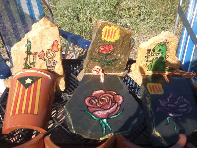 Para de rosas artesanas en donde Águeda Palacios, la madre de "el Pollito" pretende recoger algo de dinero para enviárselo a su hijo, en el polígono Montfulla de Girona.