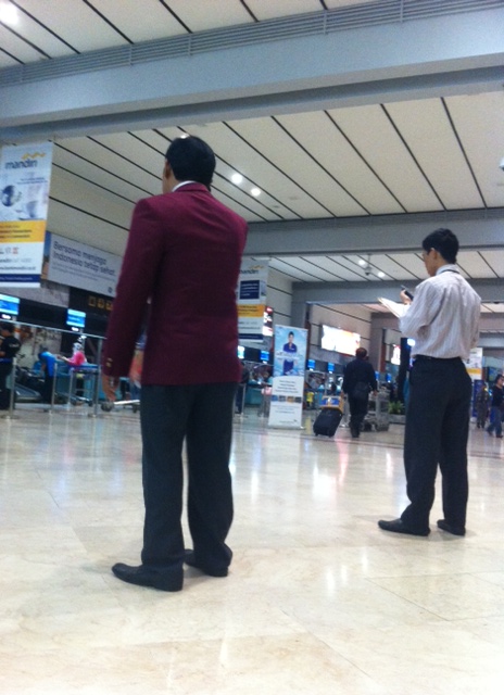 El Hombre tranquilo de Soekarno Aeropuerto internacional (Yakarta).