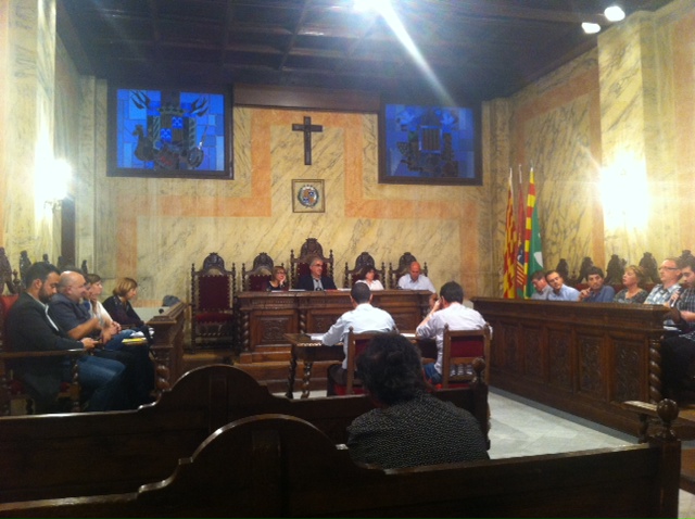 Pleno municipal de Berga durante la votación, con las CUP y PP a la izquierda, y CIU e IMPULS a la derecha.